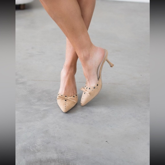 Oasis Society Kitten Heels Color Sand Womens Size 9 Bow Design Pointed Toe - Picture 1 of 15